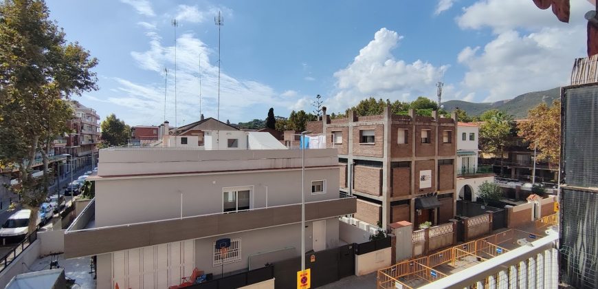Piso en venta con 4 dormitorios, terraza y soleado en Montmar, Castelldefels – Ref. CS001388EA